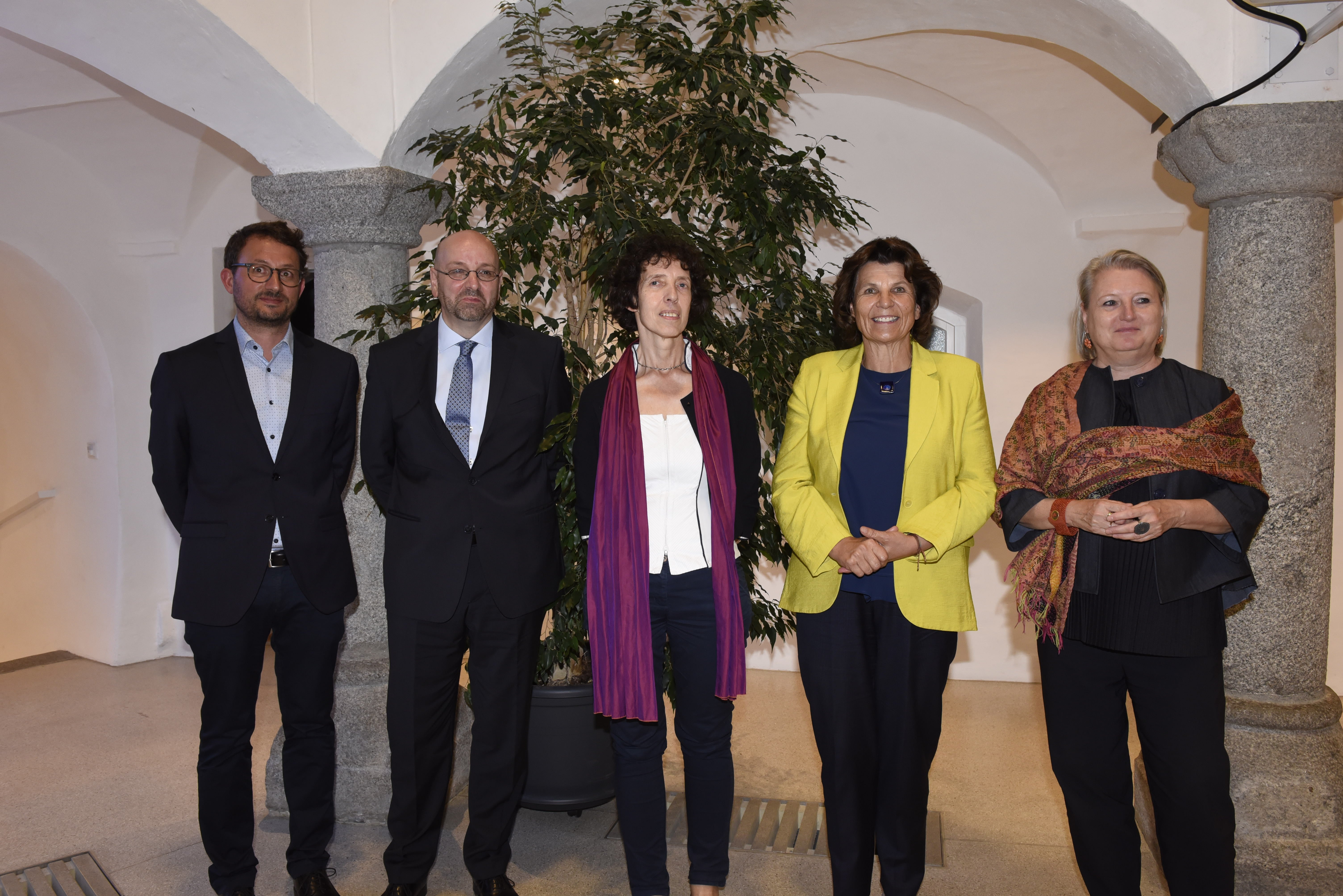 A Casa Ragen di Brunico l'inaugurazione della prima Giornata sudtirolese degli archivi. Nella foto (da sinistra), l'archivista Andreas Oberhofer, Gustav Pfeifer, direttore dell'Archivio Provinciale di Bolzano, Margareth Lanzinger, direttrice dell'Istituto di storia economica e sociale dell'Università di Vienna, l'assessora provinciale Maria Hochgruber Kuenzer e la soprintendente provinciale ai Beni culturali, Karin Dalla Torre. (Foto: ASP/Harald Toniatti) 