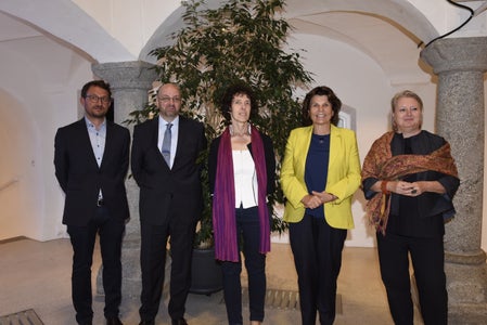 Fokus auf die Arbeit der Archive in Südtirol beim gestrigen ersten Südtiroler Archivtag im Brunecker Ragenhaus: (v.l.) Stadtarchivar Andreas Oberhofer, Landesarchivar Gustav Pfeifer, Margareth Lanzinger von der Uni Wien, Landesrätin Maria Hochgruber Kuenzer und Landeskonservatorin Karin Dalla Torre (Foto: LPA/SLA) 