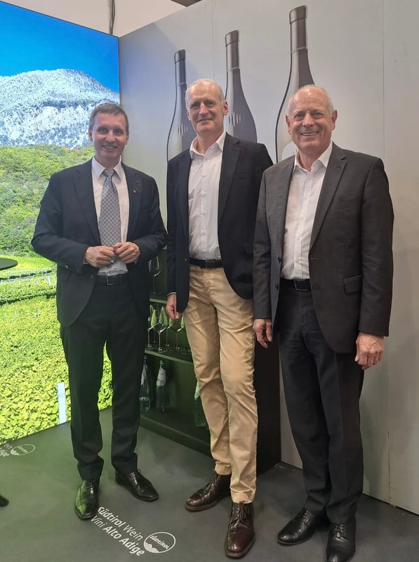 Da sinistra l'assessore provinciale all'Agricoltura, Luis Walcher, Willi Stürz e Leo Tiefenthaler, Kellermeister e presidente della cantina Termeno. (Foto: ASP/Ripartizione Agricoltura)