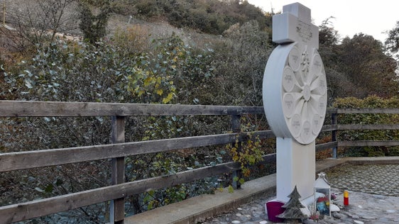 Una targa commemorativa ricorda le vittime dell'incidente ferroviario della Val Venosta avvenuto il 12 aprile 2010. (Foto: USP/Guido Steinegger)