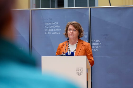 Landesrätin Pamer: Im Gespräch mit Gemeinden und Bezirksgemeinschaften wird ausgelotet, wo Räumlichkeiten zur Unterbringung von obdachlosen Menschen, besonders von Frauen, besonders schutzbedürftige Personengruppen und Menschen, die einer Arbeit nachgehen, zur Verfügung stehen. (Foto: LPA/Fabio Brucculeri)