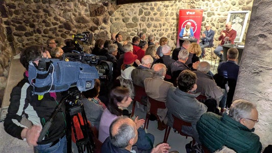 Lo spazio per eventi della Casa della Pesa è pieno: il Giovedì culturale con tre associazioni Gaismair di Innsbruck, Bolzano e Trento ha suscitato grande interesse. (Foto: Euregio/Armin Gluderer)