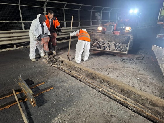 Durante la notte tra il 18 e il 19 maggio, sulla strada statale della Pusteria (SS 49), presso il ponte della Val di Riga, sono proseguiti i lavori per l’esecuzione dei giunti e il completamento degli interventi di messa in sicurezza della struttura. (Foto: USP/Dipartimento Infrastrutture e Mobilità)