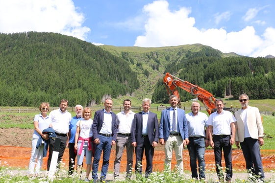 Alla consegna dei lavori, assieme all'assessore provinciale Daniel Alfreider (4° da sinistra), erano presenti il vicedirettore del Dipartimento Philipp Sicher, il sindaco del Comune di Sarentino Christian Albert Reichsigl, altri rappresentanti politici, i collaboratori della Ripartizione Infrastrutture, i rappresentanti dell'impresa di costruzione e i progettisti. (Foto: ASP/Patrick Thaler)