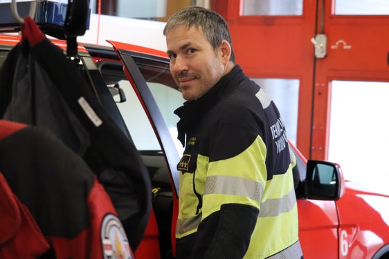 Andrea Lazzarotto ist nach der Technologischen Fachoberschule in Bozen und dem Studium der Ingenieurswissenschaften in Trient seit 13 Jahren bei der Berufsfeuerwehr in Bozen, seit über sechs Jahren als stellvertretender Kommandant. (Foto: LPA/Maja Clara)
