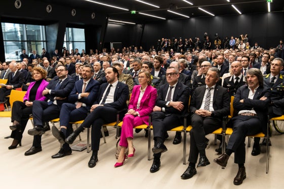 Landesrätinnen und Landesräte, der Institutionen, hochrangige Politiker und Vertretende der Sicherheitskräfte saßen in den ersten zwei Reihen (Foto: LPA/Ivo Corrá)