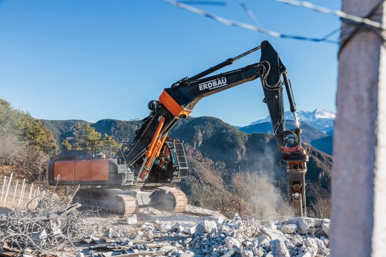 Parte dei vecchi sostegni della funivia di San Genesio sono già stati rimossi: la foto mostra la demolizione del sostegno 4 della vecchia funivia. (Foto: USP/Ivan Brentegani)