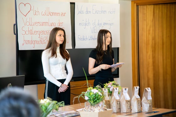 Vollversammlung der Schülergenossenschaft der Fachschule Tisens: links die neu gewählte Obfrau Katharina Pichler, rechts die scheidende Obfrau Lena Pichler (Foto: LPA/Fachschule Tisens/Raiffeisenverband Südtirol)
