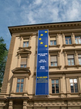 Da oggi (24 maggio) fino al weekend delle elezioni, un bigprint sulla facciata di Palazzo Widmann, a Bolzano, richiamerà l'attenzione sulle prossime elezioni europee. (Foto: ASP/Greta Stuefer)