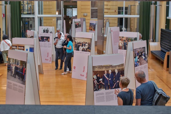La mostra fotografica “Autonomia Reale. Tracce di politica culturale in Provincia autonoma di Bolzano 1980-1999” di Palazzo 1, rende tangibile per i visitatori un pezzo di autonomia vissuta. (Foto: ASP/Greta Stuefer)