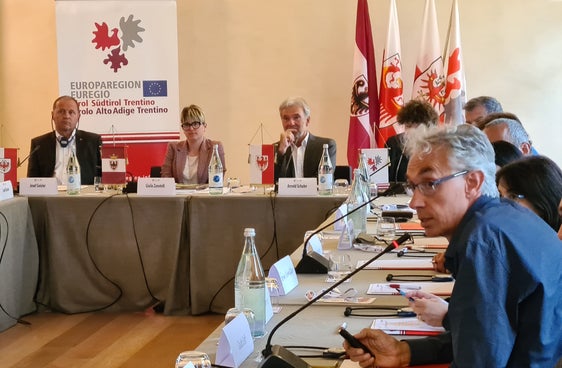 Über die Situation in Südtirol berichtete Landesrat Schuler, im Bild neben dem (v.l.) Tiroler Landesrat Geisler und der Trentiner Landesrätin Zanotelli. (Foto: Presseamt Trentino)