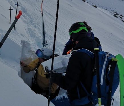 Schneedeckenuntersuchung: Informationen über Aufbau und Stabilität der Schneedecke innerhalb eines Gebietes sind für die Beurteilung der aktuellen und zukünftigen Lawinenverhältnisse unerlässlich. (Foto: LPA/Landesamt für Meteorologie und Lawinenwarnung/Franz Künig)