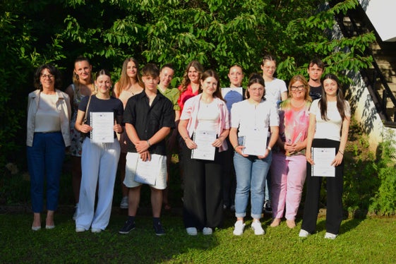 Die vierte Klasse mit Klassenlehrerin Priska Hell (1. Reihe, 2. von rechts) und Schulleiterin Christine Holzner (1. Reihe, ganz links) (Foto: LPA/Fachschule für Hauswirtschaft und Ernährung Tisens)