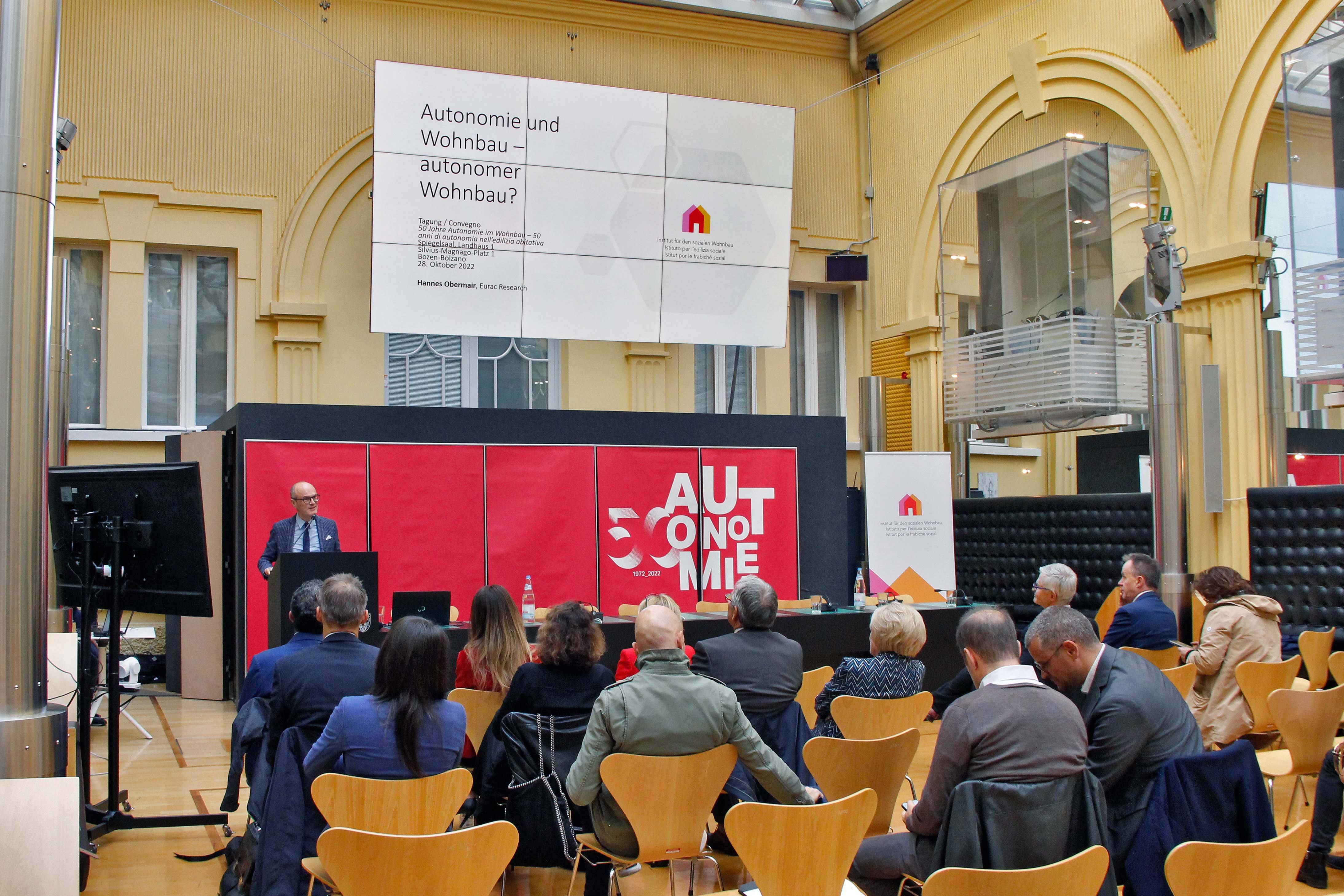 Lo storico Hannes Obermair ha ripercorso la storia dell'edilizia popolare in Alto Adige. (Foto: ASP/Greta Stuefer)