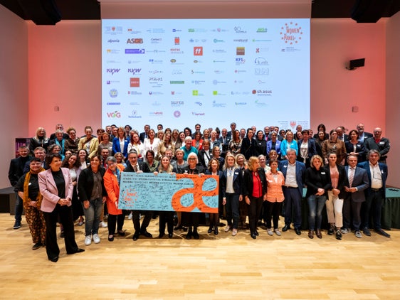 Ben 69 organizzazioni e associazioni locali si sono impegnate questa sera (19 settembre) a garantire un'equa rappresentanza di genere negli eventi e nei loro resoconti. (Foto: USP/Fabio Brucculeri)