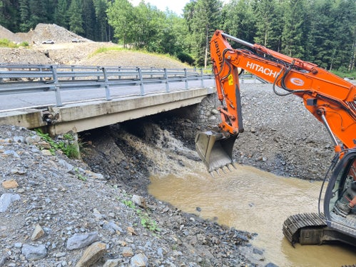 Lavori in corso per rimuovere i detriti sotto un ponte sul rio Croda Rossa. (Foto: Ufficio Sistemazione bacini montani est)