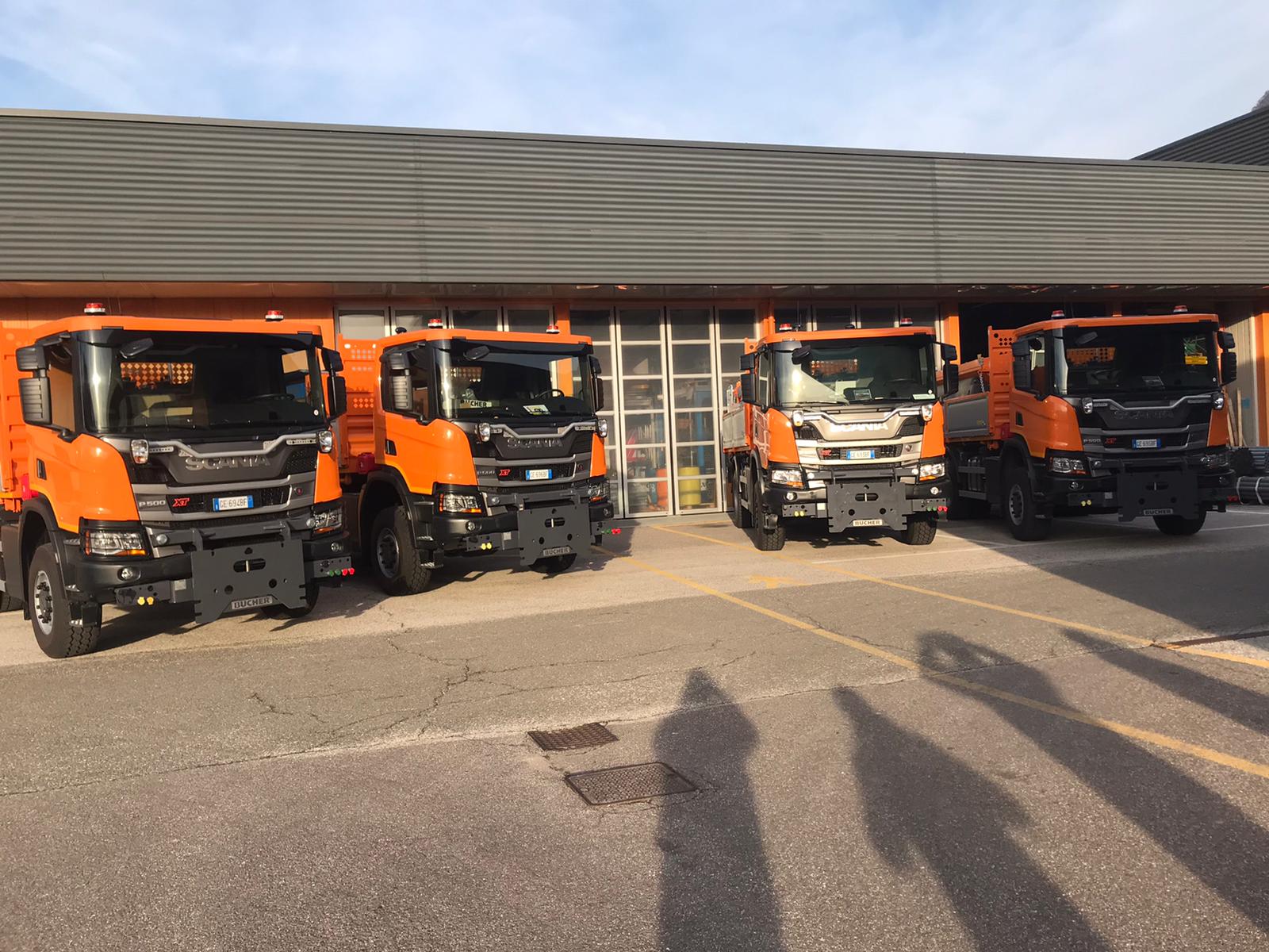 Tra i 26 veicoli speciali presto a disposizione del Servizio strade ci sono 4 autocarri con pesi lordi diversi, 3 furgoni, una spazzatrice, una pala gommata e un escavatore (Foto: ASP/Servizio strade)