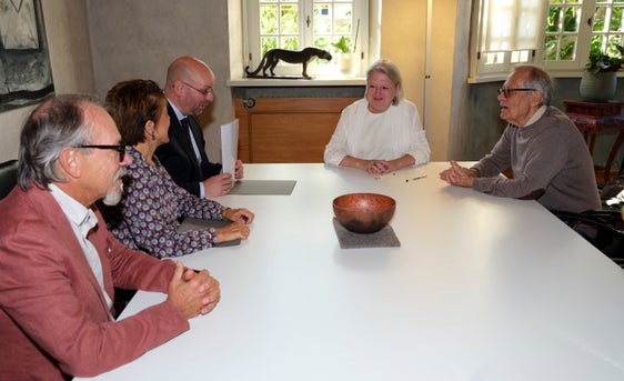 Am 19. September wurde, im Beisein von Vertretungen des Landes, der Alexander-Langer-Stiftung und der Stiftung Museo Storico del Trentino, der Verwahrungsvertrag unterzeichnet, mit dem der Nachlass von Alexander Langer in den Bestand des Südtiroler Landesarchivs übergeht. (Foto: LPA/Alessandro Campaner)
