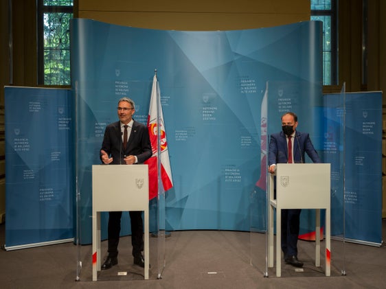 LH Kompatscher (l.) und LR Vettorato berichten über den Update-Entwurf des Landesklimaplans aus dem Jahr 2011, den die Landesregierung gutgeheißen hat. (Foto: LPA/Fabio Brucculeri)