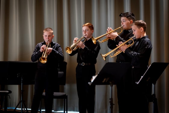 Nell'ensemble “METrE 2” suonano (da sinistra) Leo Josef Pomella, Hannes Critelli, Toni De Bastiani e Johann von Wohlgemuth. Gli allievi della Scuola di musica dell'Oltradige/Val d'Adige centrale hanno partecipato con grande successo al concorso. La prossima sfida è il concorso federale che si terrà a maggio/giugno. (Foto: USP/Land Tirol/Kary Sophie)