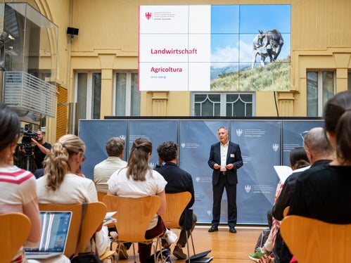 Il direttore di Dipartimento Ulrich Höllrigl,&nbsp;nella sua vesta di direttore facente funzione della Ripartizione Agricoltura, ha affrontato il tema della reintroduzione del&nbsp;premio per il pascolo. (Foto: USP/Fabio Brucculeri)