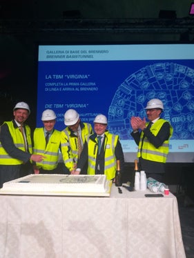 Anche una torta per festeggiare l'arrivo al Brennero della fresa TBM Virginia: il presidente Kompatscher applaude soddisfatto per l'importante traguardo parziale sulla strada della realizzazione del tunnel di base del Brennero (Foto: ASP/Angelika Schrott)