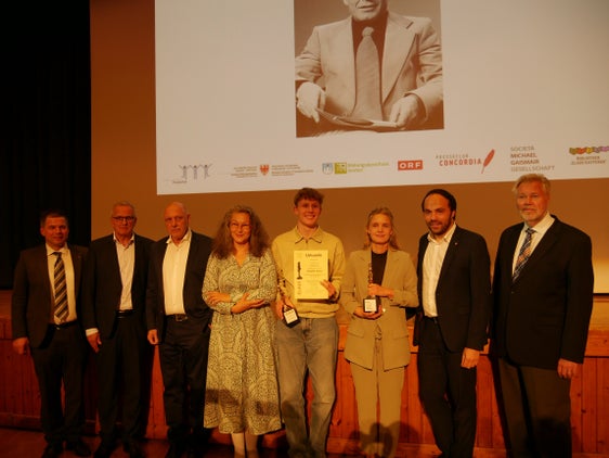 Preisverleihung (von links): Sextens Bürgermeister Thomas Summerer, Hermann Rogger, Andreas Pfeifer, Teresa Indjein, Schülerpreisträger Jannik Burger, Claus Gatterer-Preisträgerin Barbara Bachmann, Landesrat Philipp Achammer, Vizepräsident Presseclub Concordia Helmut Spudich (Foto: LPA/Gerd Reichegger)
