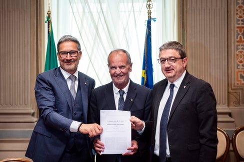 Nach der Verabschiedung der Reform des Autonomiestatuts in Rom sprechen Landeshauptmann von Südtirol,  Arno Kompatscher (von links), der Minister für Regionalangelegenheiten und Autonomien, Roberto Calderoli, und der Landeshauptmann von Trient, Maurizio Fugatti, am Freitag, 5. Juni, in Bozen über die Reform. (Foto: LPA/Ivo Corrà)