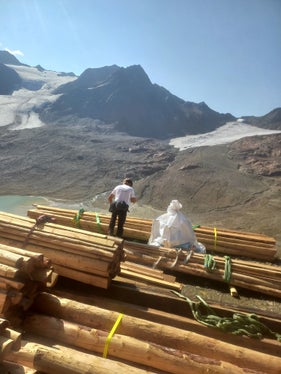 Quest’estate l’Ispettorato forestale di Merano ha messo a disposizione delle Associazioni agrarie di Niedertal e Rofenberg del legname per la realizzazione di recinti in legno. (Foto: USP/Manual Gurschler)