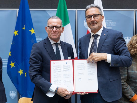 Il presidente dell’Istituto Nazionale della Previdenza Sociale (INPS) Gabriele Fava e il presidente della Provincia autonoma di Bolzano Arno Kompatscher posano con la convenzione dopo la firma. (Foto: USP/Tiberio Sorvillo)