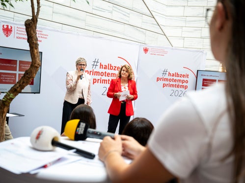 Ressortdirektorin Michela Morandini (links) ging auf die Herausforderungen des Ressorts Sozialer Zusammenhalt, Familie, Senioren, Genossenschaften und Ehrenamt ein, Landesrätin Rosmarie Pamer (rechts) nannte bereits ergriffene und künftige Maßnahmen dazu. (Foto: LPA/Fabio Brucculeri)