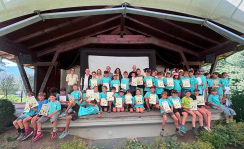 Orgogliosi dei risultati raggiunti: 48 giovani ambasciatrici e ambasciatori della natura – nella foto insieme agli ospiti d’onore e ai collaboratori dell’Ufficio provinciale Natura – hanno ricevuto il “Diploma Junior Ranger” 2026 durante la festa di chiusura tenutasi il 1° agosto a Rasun di sotto. (Foto: USP/Ufficio provinciale Natura)