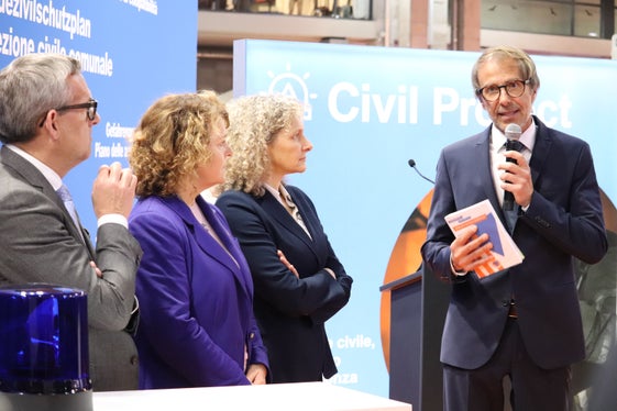 “Protezione civile significa prima di tutto autoprotezione: il direttore dell'Agenzia per la Protezione civile Klaus Unterweger (nella foto a destra), assieme all'assessore provinciale Christian Bianchi,  la vicepresidente della Giunta provinciale Rosmarie Pamer e la viceprefetto Margherita Toth. (Foto: USP/Maja Clara)