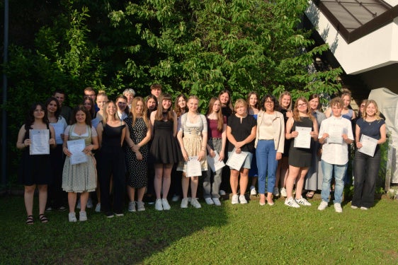 Die dritte Klasse mit Schulleiterin Christine Holzner (1. Reihe, 4. von rechts) und Klassenlehrerin Veronika Knoll (2. Reihe, 3. von rechts) (Foto: LPA/Fachschule für Hauswirtschaft und Ernährung Tisens)
