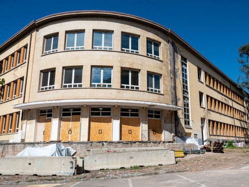 La facciata della vecchia scuola magistrale Giovanni Pascoli di via Manlio Longon, a Bolzano, futura sede del Centro per le biblioteche, l'autonomia e la tutela delle minoranze. (Foto: USP/Fabio Brucculeri)