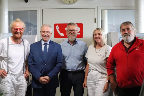 Mit Ottimo lavoro bedankte sich Regierungskommissär Vito Cusumano (Zweiter von links) bei seinem Besuch in der Landesnotrufzentrale, im Bild mit (von links) Turnusleiter Friedrich Rosatti, Koordinator Paolo Berenzi, Christine Insam, Thomas Demetz. (Foto: LPA/Maja Clara)