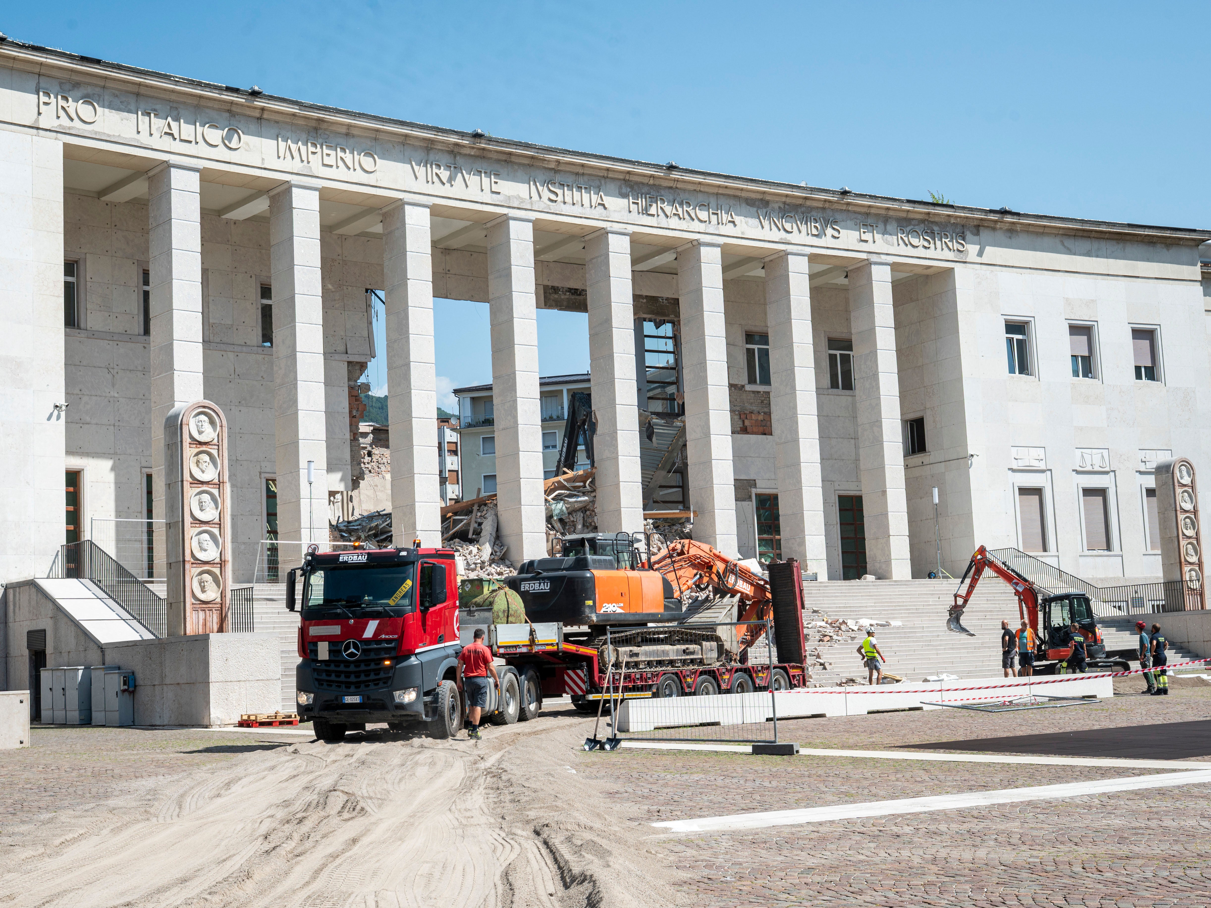 La prossima attività sarà garantire la sicurezza della facciata e del colonnato del palazzo con strutture di supporto per evitare che possa essere compromessa. (Foto: USP/Fabio Brucculeri)