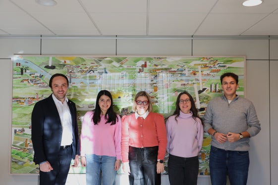 L'assessore provinciale all'Istruzione tedesca Philipp Achammer ha sottolineato l'importanza del dialogo continuo con la rappresentanza studentesca: “La collaborazione e il dialogo con la sh.asus sono per noi molto importanti per ottenere informazioni mirate. Nell'ottica della continuità, ci auguriamo che la collaborazione prosegua con successo anche nei prossimi anni e auguriamo alla nuova presidente Neha Bhati ogni successo”. Nella foto: l'assessore provinciale Philipp Achammer, la presidente della sh.asus Neha Bhati, la direttrice dell'Ufficio per il diritto allo studio universitario Nicole Mastella, Alexandra Dusini del direttivo di sh.asus e il presidente uscente Alexander von Walther. (Foto: USP/Clara Masiero)