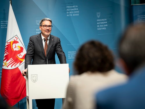 Secondo il presidente della Provincia Arno Kompatscher, il nuovo regolamento semplifica il processo, soprattutto per le cancellazioni all'inizio della settimana. In futuro, le cancellazioni saranno possibili anche durante il fine settimana. (Foto: USP/Fabio Brucculeri)