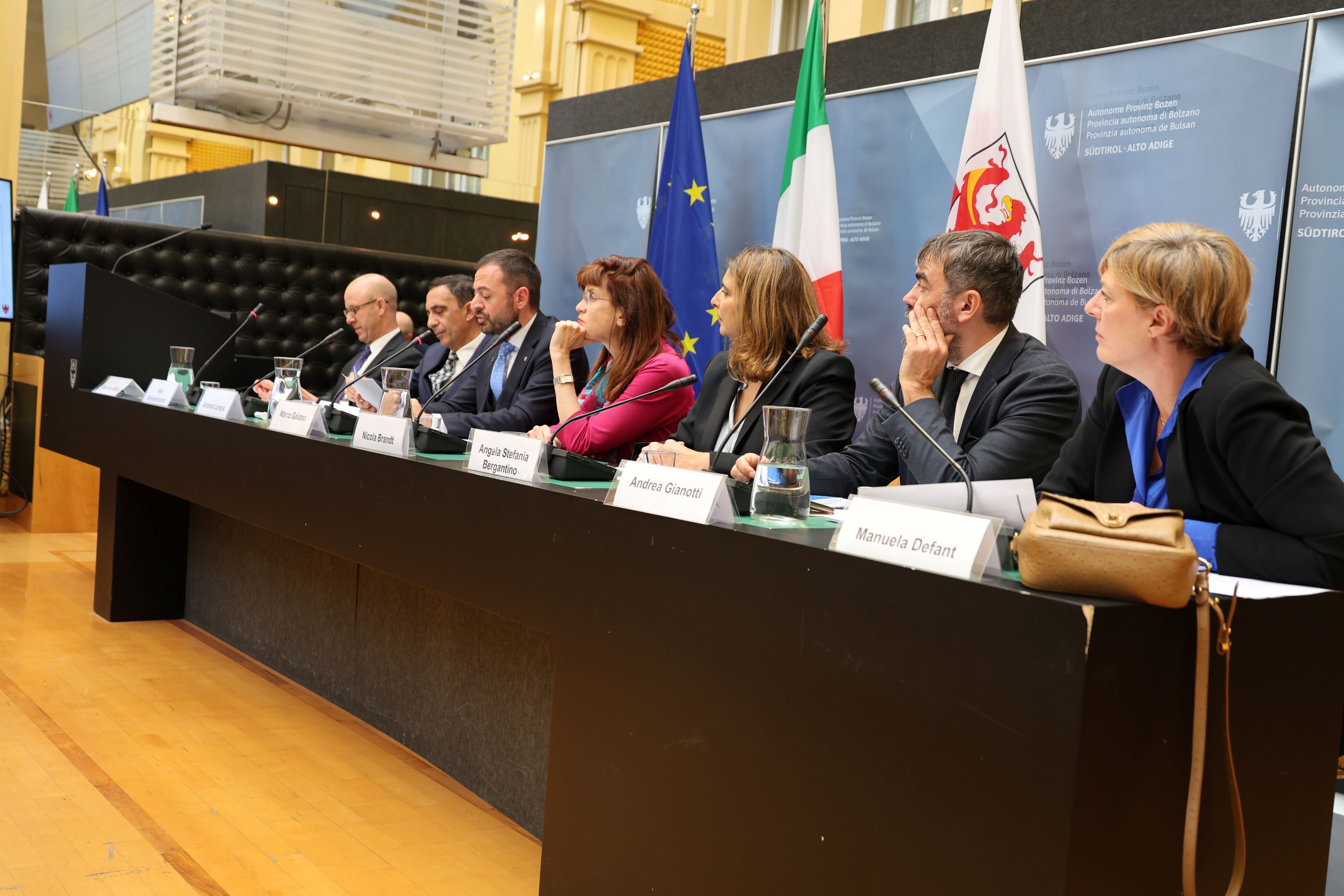A Bolzano prima seduta della Piattaforma Economica 2030. Nella foto (da destra) la direttrice della Ripartizione Sviluppo economico,&nbsp;Manuela Defant, Andrea Giannotti, capo dell’Ufficio studi del quotidiano economico&nbsp;Il Sole24ore, Angela&nbsp;Stefania Bergantino, docente dell’Università di Bari, Nicola Brandt, direttrice del centro OCSE di Berlino, il vicepresidente Marco Galateo, il direttore del Dipartimento Cultura italiana e Sviluppo economico&nbsp;Antonio Lampis&nbsp;e il rettore della Libera Università di Bolzano, Alex Weissensteiner. (Foto: Dipartimento Cultura italiana e Sviluppo economico/Lukas Bonenti)