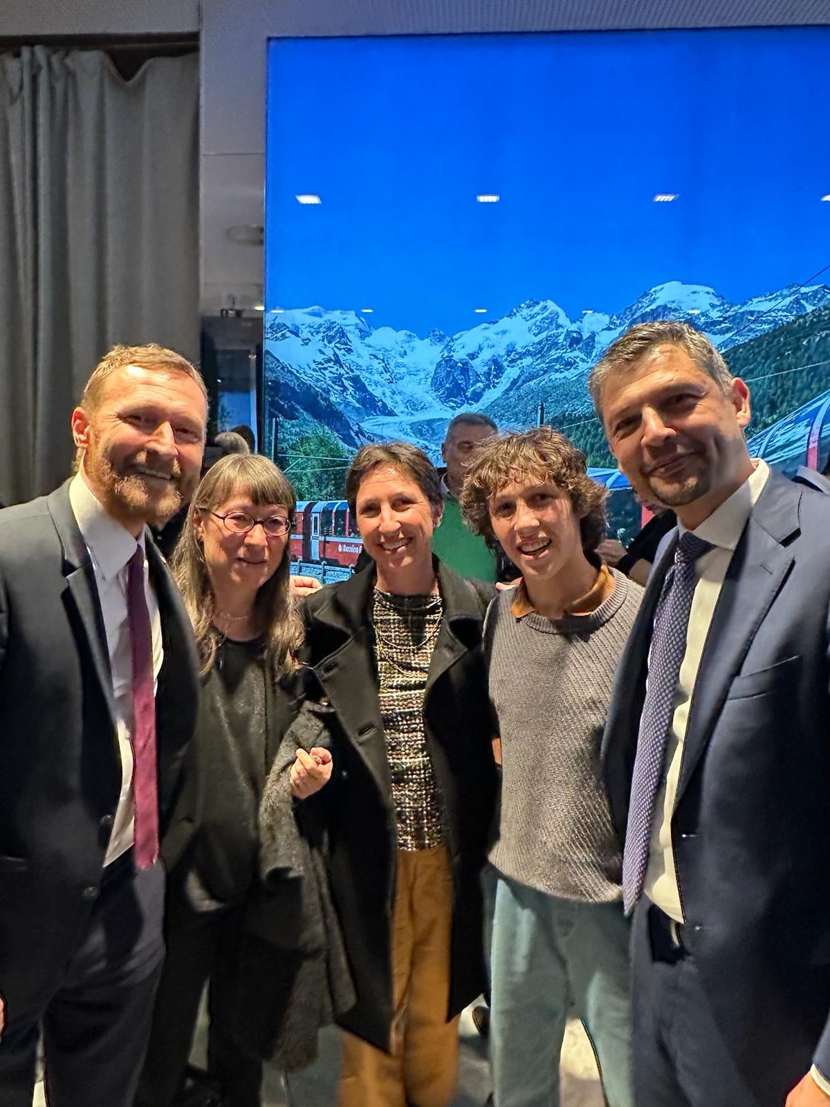 Sun la foto (da man drëta a man ciancia): vizepresidënt dla jonta provinziela de Bulsan Daniel Alfreider, studënt Lian Peristi, prufessëura Irina Thaler dl Lizeum d’ert “Cademia”, presidënta dla Lia Autëures Südtirol – Südtiroler AutorInnenvereinigung Rut Bernardi y diretëur de repartizion Mathias Stuflesser pra la giaurida dl’ “emna rumantscha” a Milan (Foto: ASP)