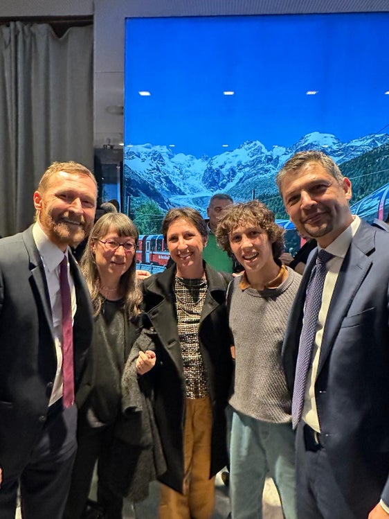 Sun la foto (da man drëta a man ciancia): vizepresidënt dla jonta provinziela de Bulsan Daniel Alfreider, studënt Lian Peristi, prufessëura Irina Thaler dl Lizeum d’ert “Cademia”, presidënta dla Lia Autëures Südtirol – Südtiroler AutorInnenvereinigung Rut Bernardi y diretëur de repartizion Mathias Stuflesser pra la giaurida dl’ “emna rumantscha” a Milan (Foto: ASP)