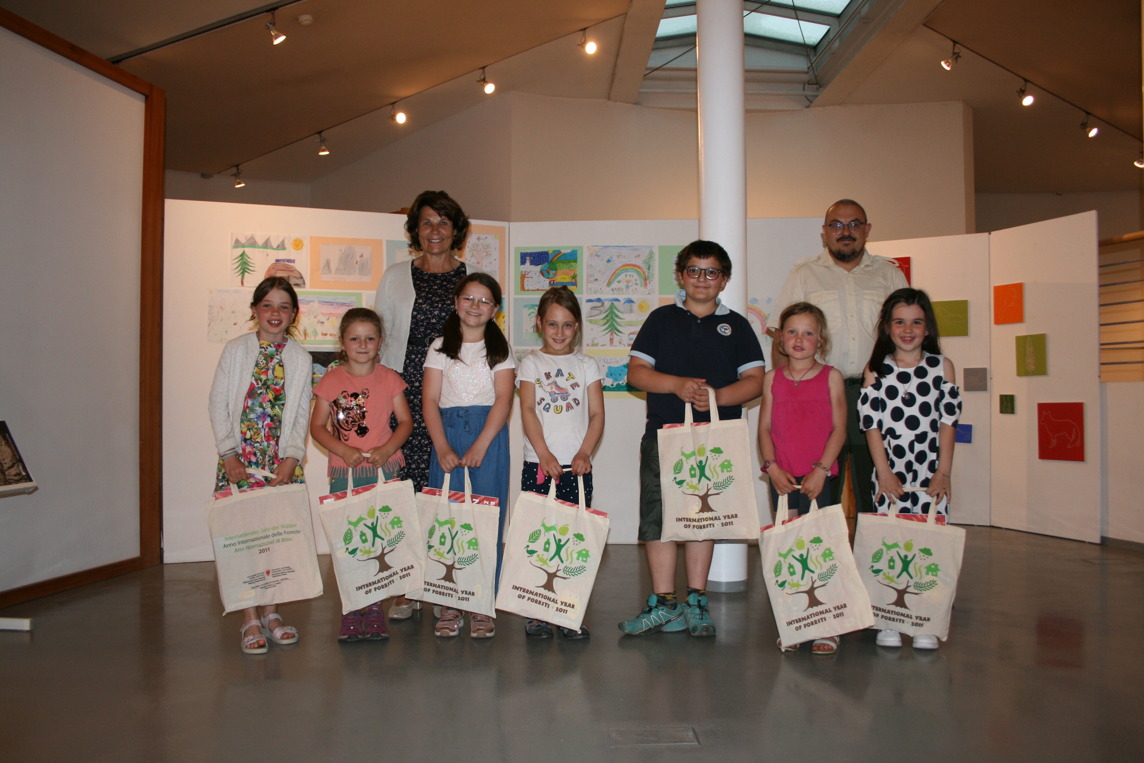 Landesrätin Hochgruber-Kuenzer und Matteo Rubatscher, Verantwortlicher Naturparkhaus Fanes-Sennes-Prags, mit den Gewinnerinnen des Malwettbewerbs Male die Vielfalt des Lebens. (Foto: LPA/Margareth Pallhuber)
