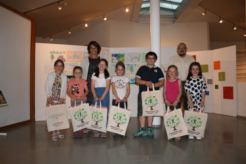 L'assessora Kuenzer ha premiato i giovani vincitori del concorso di pittura dedicato alla biodiversità.  (Foto: ASP/Margareth Pallhuber)