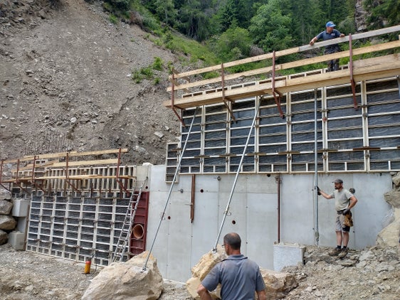 Nelle prossime settimane verranno erette altre quattro briglie di consolidamento nel rio del Monaco a San Nicolò, in Val d'Ultimo. Un'opera che andrà a rafforzare la protezione dalle inondazioni. (Foto: ASP/Ufficio provinciale sistemazione bacini montani Sud)


