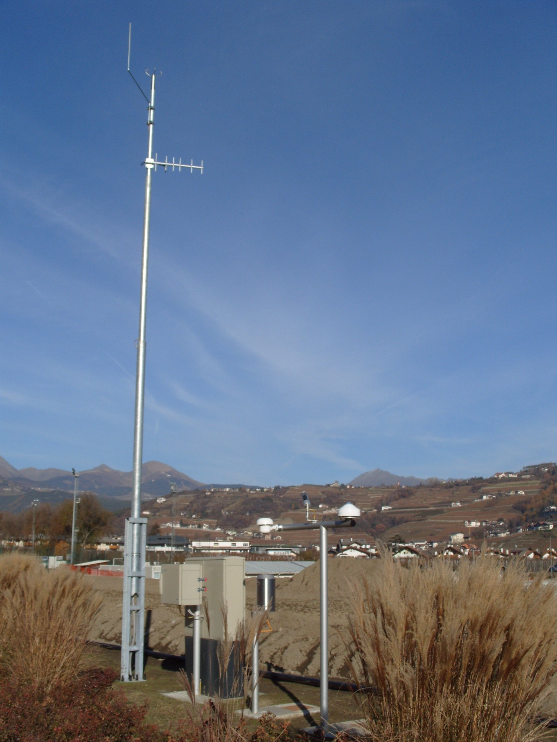 Eine der 95 automatischen Wetterstationen in Südtirol: die Wetterstation Brixen-Vahrn, wo gestern die höchste Temperatur gemessen wurde. (Foto: LPA/Landesamt für Meteorologie und Lawinenwarnung)