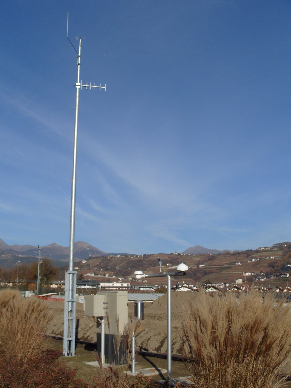 In Alto Adige si contano 95 stazioni meteorologiche automatiche. Nella foto la stazione di Bressanone-Varna, dove ieri è stata registrata la temperatura più alta del mese di luglio. (Foto: ASP/Ufficio Meteorologia e prevenzione valanghe)