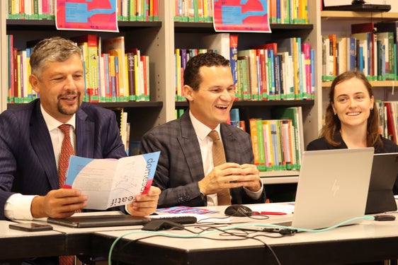 Feuerwekr an Veranstaltungen für den Di dla cultura ladina am 19. September vorgestellt (von links): Landesrat Daniel Alfreider, der ladinische Bildungs- und Kulturdirektor André Comploi und Sofia Stuflesser vom Organisationskomitee.