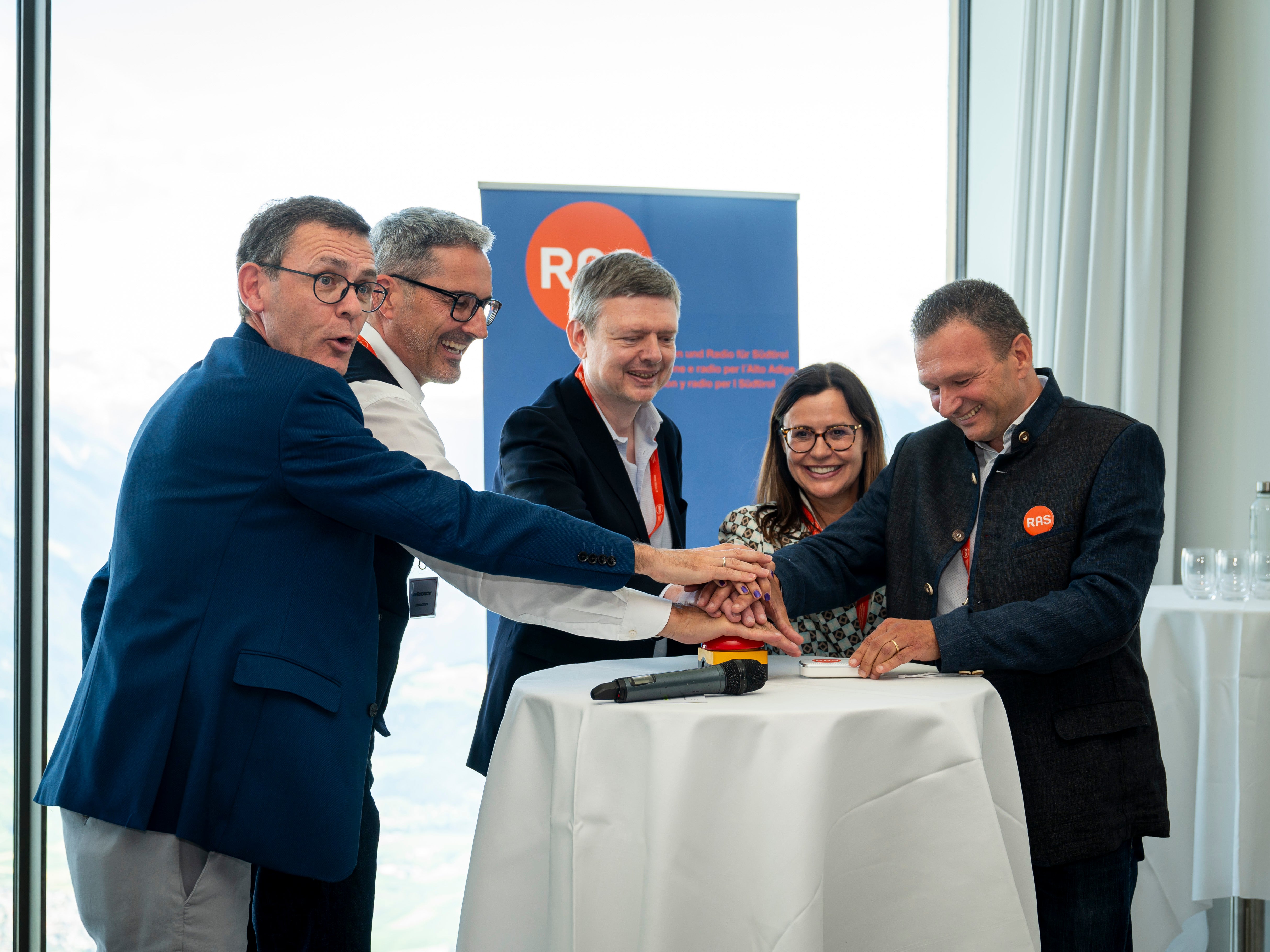 In occasione dei festeggiamenti per il 50° anniversario della RAS, i responsabili hanno simbolicamente dato il via al 38° programma radiofonico: dal 27 giugno, infatti, in Alto Adige è possibile sintonizzarsi anche su Deutschlandfunk, l'emittente radiofonica tedesca. Nella foto (da sinistra): il presidente della RAS Peter Silbernagl, il presidente della Provincia Arno Kompatscher, Uwe Knöchel (Deutschlandradio), la direttrice provinciale di ORF Tirol Esther Mitterstieler e il direttore della RAS Georg Plattner. (Foto: USP/Fabio Brucculeri)