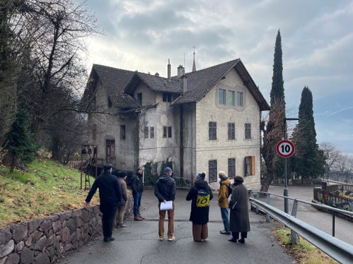 Die Alte Volksschule in Burgstall war Anfang Februar Gegenstand eines Lokalaugenscheins durch den Landesbeirat für Baukultur und Landschaft. (Foto: LPA/Martina Pecher)